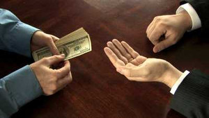 Chiêu lừa xin việc ở sân bay chiếm đoạt hàng ngàn USD