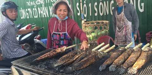 Dân Sài Gòn đổ xô mua cá lóc cúng Thần Tài cầu may