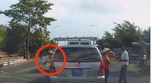 Điều tra vụ dàn cảnh bán hàng rong, mở cửa ôtô trộm túi xách