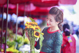 Dương Hoàng Yến diện áo dài rực rỡ đi du xuân