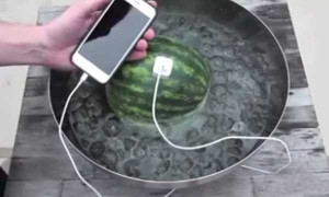 Video: Cách sạc iPhone bằng dưa hấu không thể tin nổi