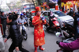 Thần Tài bắc loa hướng dẫn người mua vàng