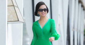 Vợ tỷ phú USD gốc Việt khoe vóc dáng thon gọn sexy