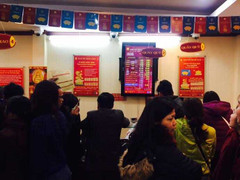 Rồng rắn xếp hàng từ 5h sáng mua vàng ngày Vía Thần Tài