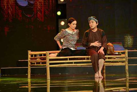 Phi Nhung sánh đôi bên kép đẹp