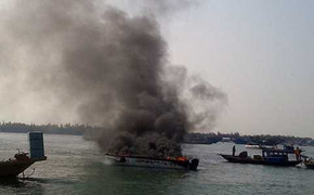 Tàu du lịch cháy ngùn ngụt trên biển, sơ tán hàng loạt tàu thuyền