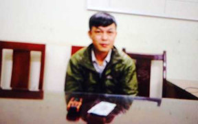 Lái xe đặt máy quay lén CSGT để tống tiền