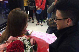 Cô gái Hà Thành bật khóc khi người yêu bất ngờ cầu hôn