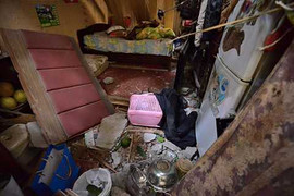 Bàng hoàng cả khối bê tông rơi xuống, nhà dân biến dạng