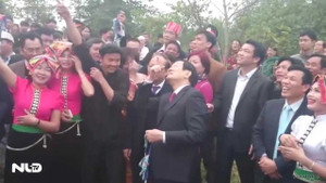 Video: Chủ tịch nước chơi ném còn với người dân Tây Bắc