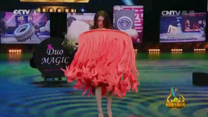 Clip: Cô gái xinh đẹp thay váy nhanh như chớp