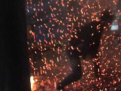 Video: Thót tim cảnh người Dao Hoàng Su Phì nhảy vào bếp lửa hồng rực