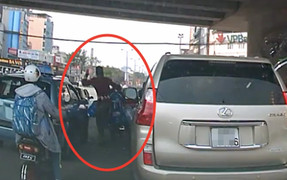 Clip: Va quệt trên đường, tài xế Lexus song phi vào người đi xe máy