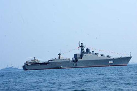 Tàu hộ vệ tên lửa Đinh Tiên Hoàng duyệt binh hoành tráng