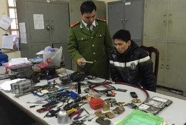 Tên 'đạo chích' bị bắt giữ khi đang phê ma túy cùng bạn gái