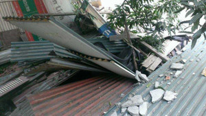 Đình chỉ thi công công trình có khối bê tông rơi vào nhà dân