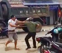 Ngăn truy sát, một công an bị chém đứt gân chân