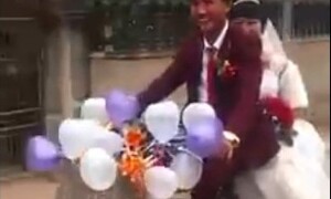 Dân mạng sôi sục màn rước dâu bằng xe đạp điện ở xứ Nghệ