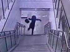 Clip: Khi phái đẹp gặp nạn với cầu thang