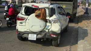 Bị xe rác tông văng, bà bầu và trẻ nhỏ kêu cứu trong ô tô