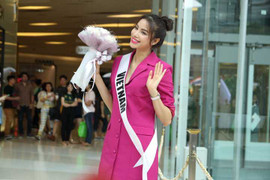 Hoa hậu Phạm Hương khoe chân dài, gợi cảm trước fan Thái Lan