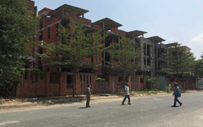 Đi chụp hình phát hiện xác chết trong nhà hoang