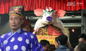 Đi xem rước 'ông' Lợn khổng lồ ở La Phù