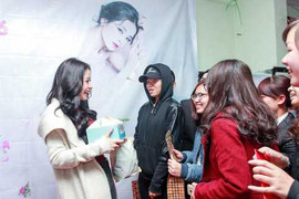 Chi Pu cười tít mắt được fan tặng vịt quay, thuốc bổ