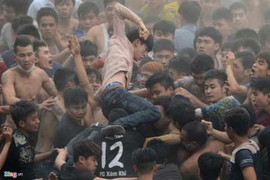 Man rợ, phi nhân tính ở hội cướp phết, lãnh đạo huyện: 'Đùa cợt chứ không phải đánh nhau'