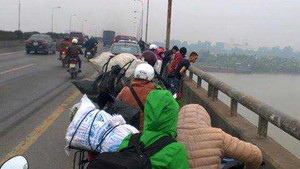 Hai người 'rủ nhau' đi xe đạp lên cầu rồi nhảy xuống đất tự tử