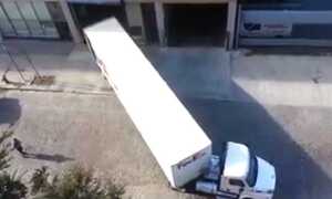 Pha lùi chuồng đỉnh cao của tài xế container FedEx