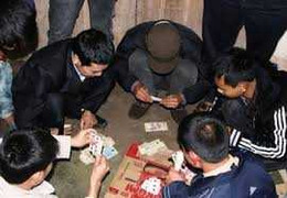 Bắt quả tang xã đội trưởng đánh bạc tại nhà dân