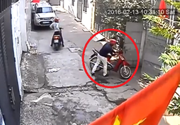 Clip: Trộm phá khóa xe máy trong 5 giây