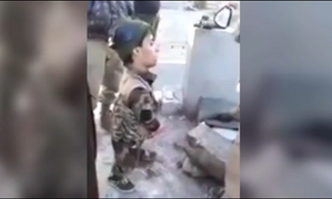 Chiến binh 'nấm lùn' của IS dùng súng cối nã đạn xối xả vào kẻ thù