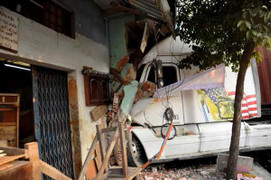 Container mất lái cày nát dải phân cách, đâm sập nhà dân