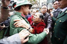 Dầm mình trong mưa rét tiễn trai Hà thành lên đường nhập ngũ
