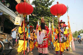 Ảnh: Người Hoa sống ở TP.HCM đổ ra đường diễu hành