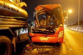 Xe chở công nhân đâm xe bồn, 1 người chết, 10 người bị thương