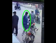 Video: Vờ mua điện thoại rồi cướp táo tợn ở Hà Nội
