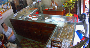 Vác búa hung hãn cướp tiệm vàng giữa ban ngày: Kẻ cướp ra đầu thú