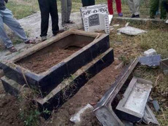 Đập phá, đào xới hàng loạt ngôi mộ giữa ban ngày ở Quảng Ninh