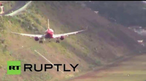 Clip: Máy bay chao đảo khủng khiếp khi hạ cánh ở sân bay đáng sợ nhất châu Âu