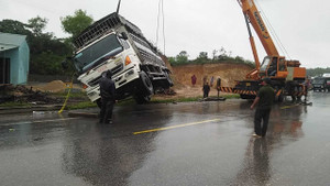 Cố tình vượt, xe tải lật nhào trên quốc lộ