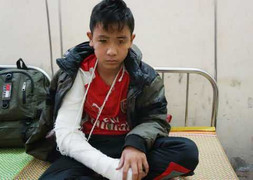 Nói chuyện riêng, học sinh lớp 8 bị đánh nhập viện?