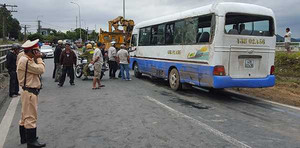 Xe chở 29 công nhân lật nhào: 'Tôi đang lơ mơ thì nghe tiếng thét bên cạnh'