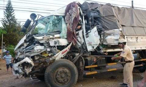 Xe tải tông nhau kinh hoàng, 6 người thương vong