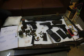 Bắt kẻ vận chuyển 7000 viên ma túy có vũ khí 'nóng'