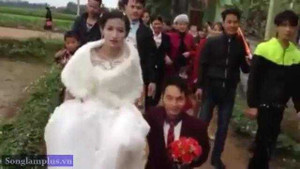 Xôn xao đám cưới của cô dâu xinh đẹp với chú rể khuyết tật ở Nghệ An
