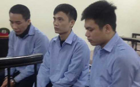 Vác dao truy sát chỉ từ việc đèn xi nhan không bật