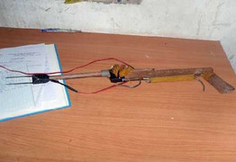 Rút súng bắn vợ trọng thương rồi tự tử